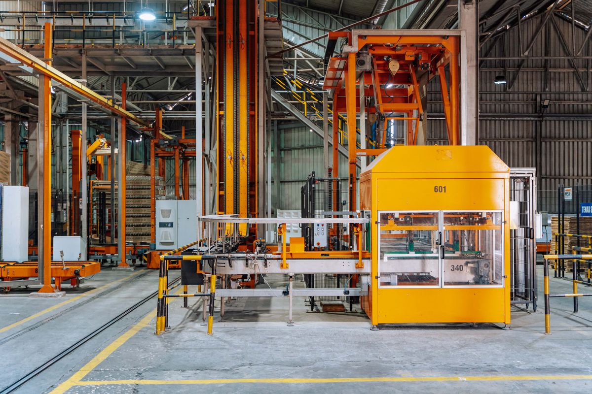 Reparto produttivo con macchinari e linee di lavorazione